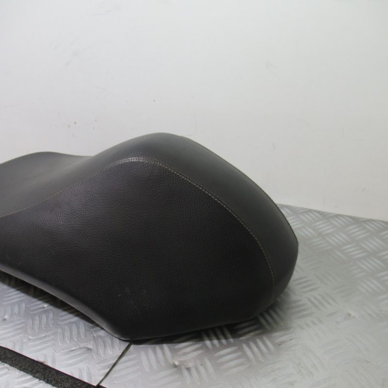 Selle Peugeot Kisbee 50 2t/4t Ph1/Ph2 (2000626600) (1177689700) (vendu dans letat)