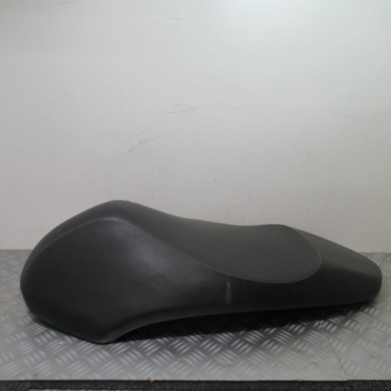 Selle Peugeot Kisbee 50 2t/4t Ph1/Ph2 (2000626600) (1177689700) (vendu dans letat)