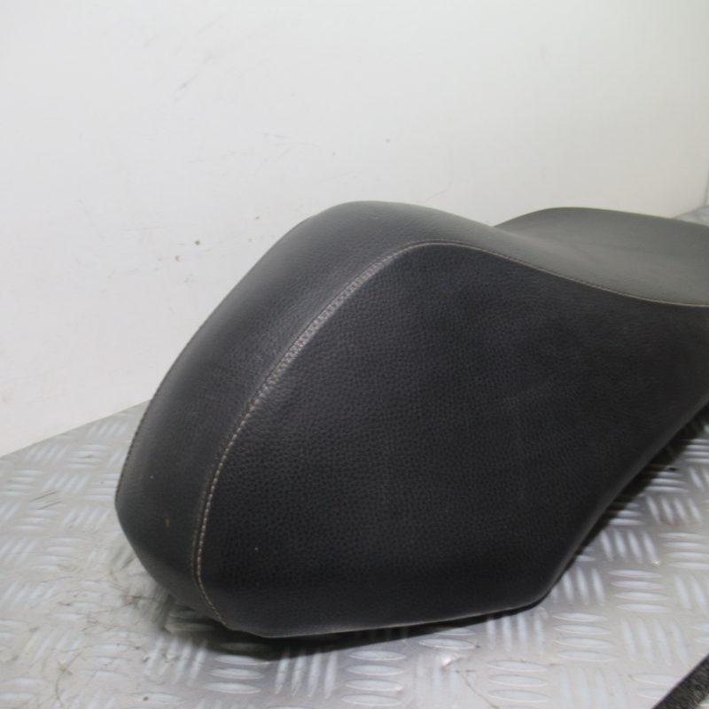 Selle Peugeot Kisbee 50 2t/4t Ph1/Ph2 (2000626600) (1177689700) (vendu dans letat)