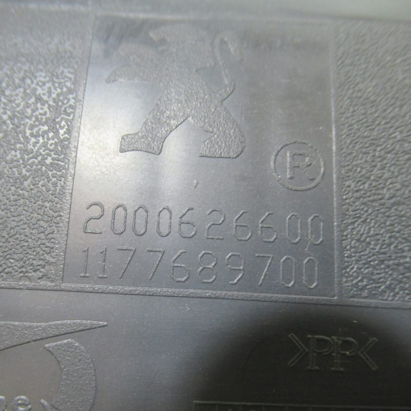 Selle Peugeot Kisbee 50 2t/4t Ph1/Ph2 (2000626600) (1177689700) (vendu dans letat)
