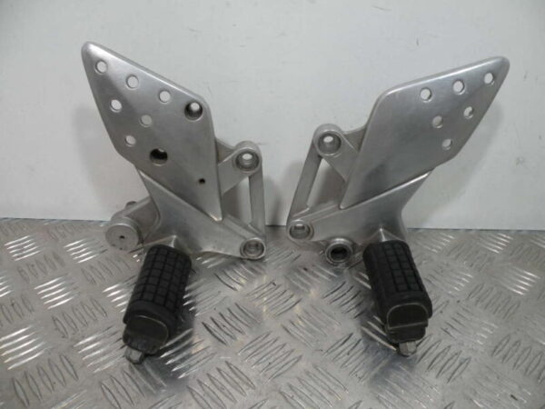 Platine Repose Pied Avant HONDA CBR 125R 4T -2005-