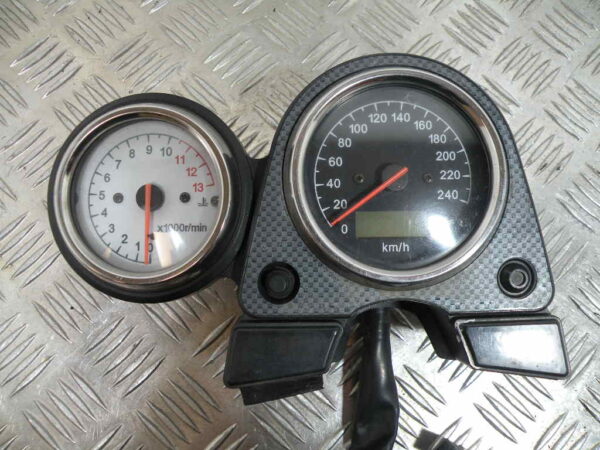 DSCN8168 Compteur (53 854 kms) SUZUKI SV 650 4T -2002-