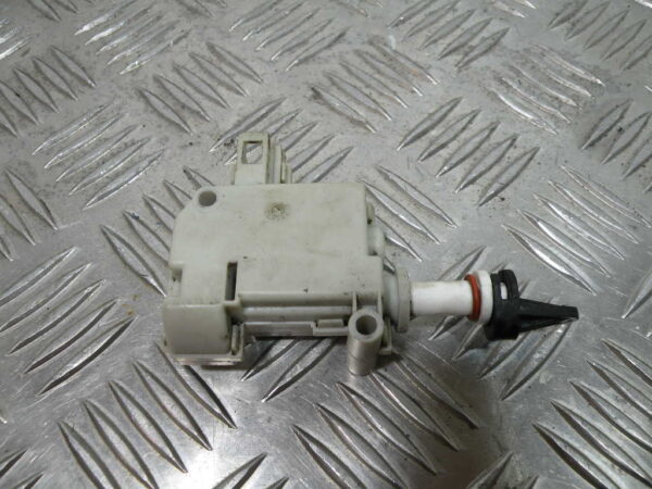 DSCN9372 Moteur d'ouverture de coffre PIAGGIO MP3 300 LT 4T -2014-