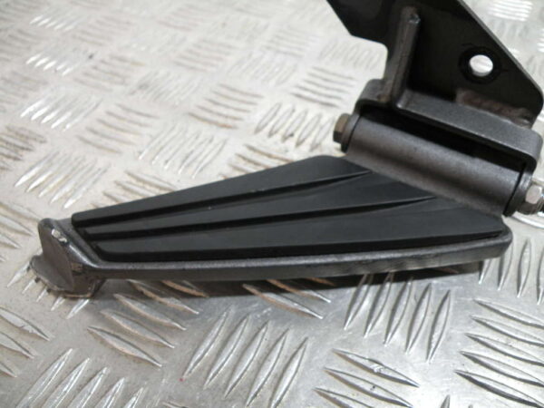 Platine repose pied droit PEUGEOT GEOPOLIS 125 4T -2007-