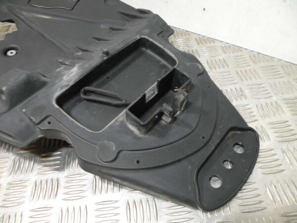 Carénage cache moteur sous selle  APRILIA SCARABEO 125 4t -2003-