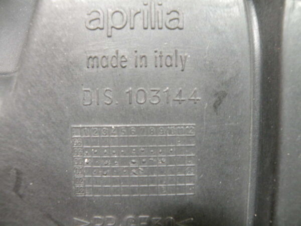 Carénage cache moteur sous selle  APRILIA SCARABEO 125 4t -2003-