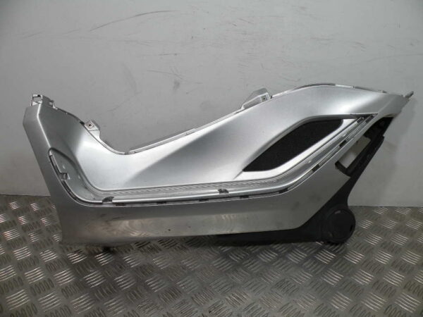 Marche pied gauche PIAGGIO MP3 YOURBAN 125 4t -2011-