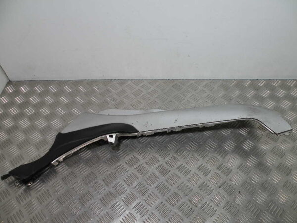 Sabot bas de caisse gauche GILERA  FUOCO 500 4t -2010-