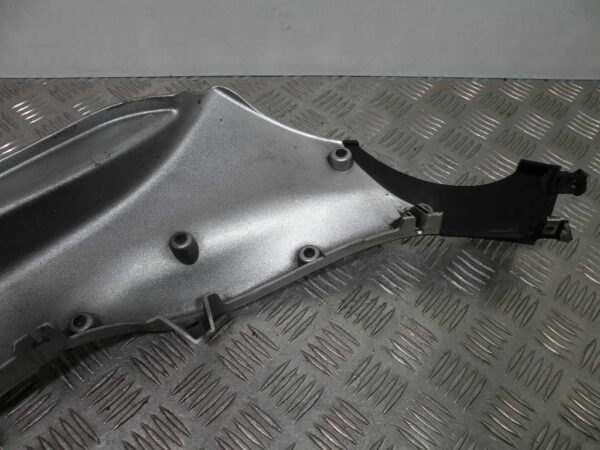 Sabot bas de caisse gauche GILERA  FUOCO 500 4t -2010-