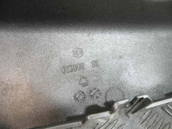 Sabot bas de caisse gauche GILERA  FUOCO 500 4t -2010-
