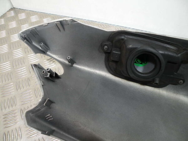 Coque arrière gauche YAMAHA MAJESTY 125 4t -2003-