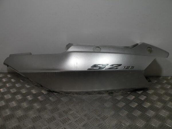 Coque arrière gauche   DAELIM S2 125 4t -2006-