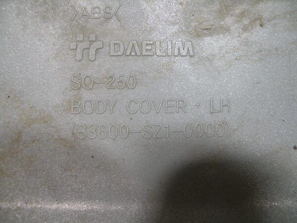 Coque arrière gauche   DAELIM S2 125 4t -2006-