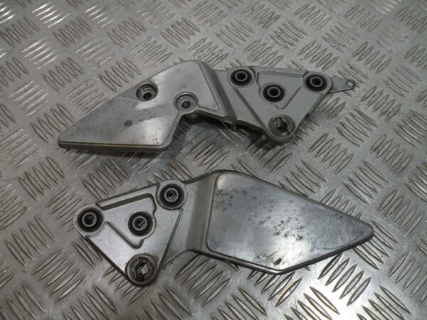 Platine repose pied avant SUZUKI BANDIT N 600 4t -2002-