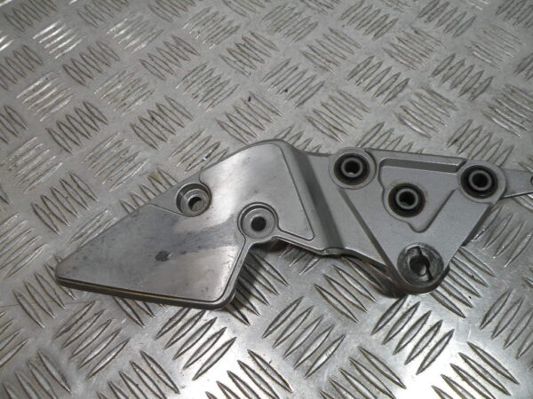 Platine repose pied avant SUZUKI BANDIT N 600 4t -2002-