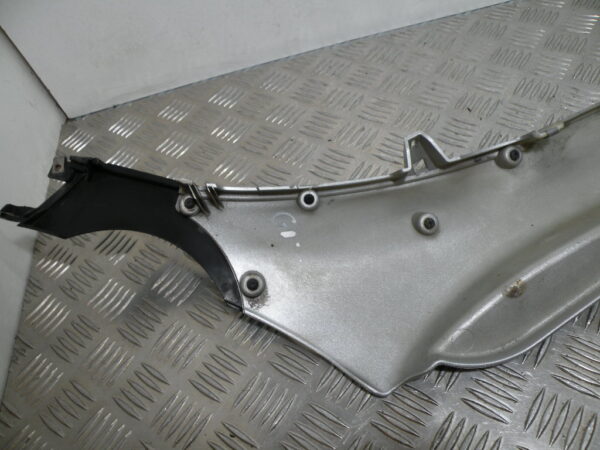 Bas de caisse gauche GILERA FUOCO 500 4t -2007-