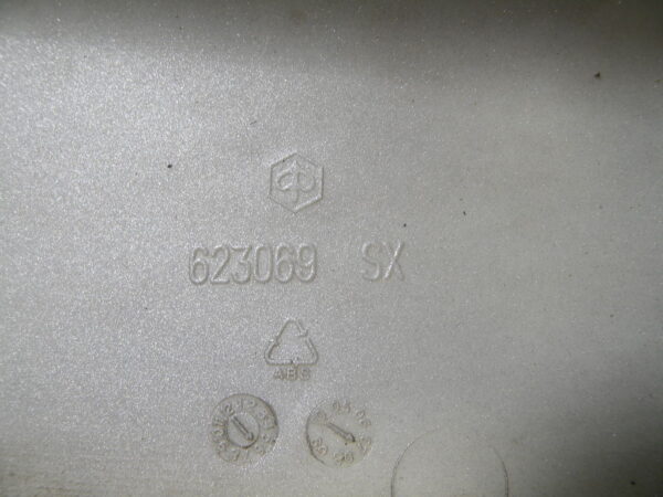 Bas de caisse gauche GILERA FUOCO 500 4t -2007-