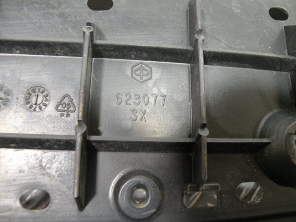 Marche pied gauche PIAGGIO MP3 300 4t -2011-