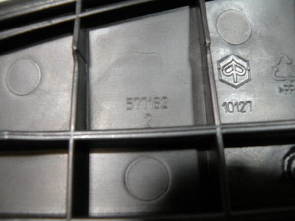 Cache batterie VESPA 300 GTS 4t -2013-