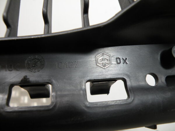 Grille de radiateur droite VESPA 300 GTS 4t -2013-