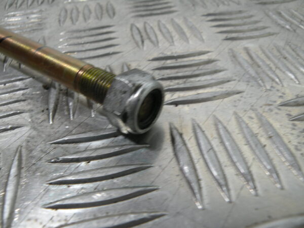 Axe de roue avant APRILIA 50 SR 4t -2011-