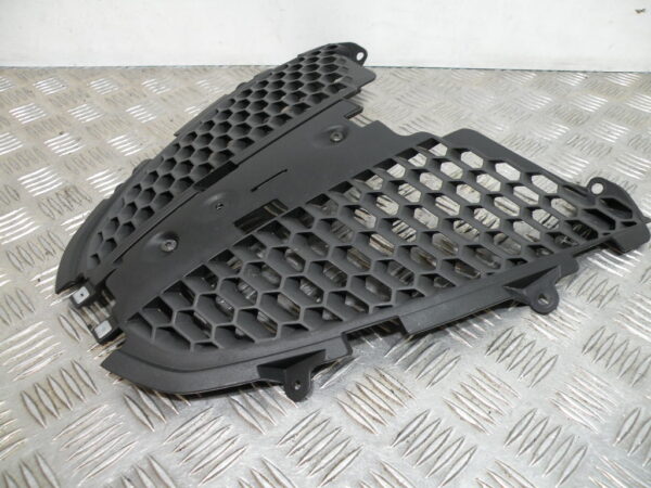 Grille de radiateur PIAGGIO MP3 300 LT YOURBAN 4t -2013-