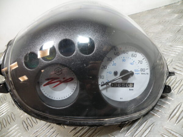 Optique phare + Compteur (3 650 km) PIAGGIO ZIP 50 4t -2019-