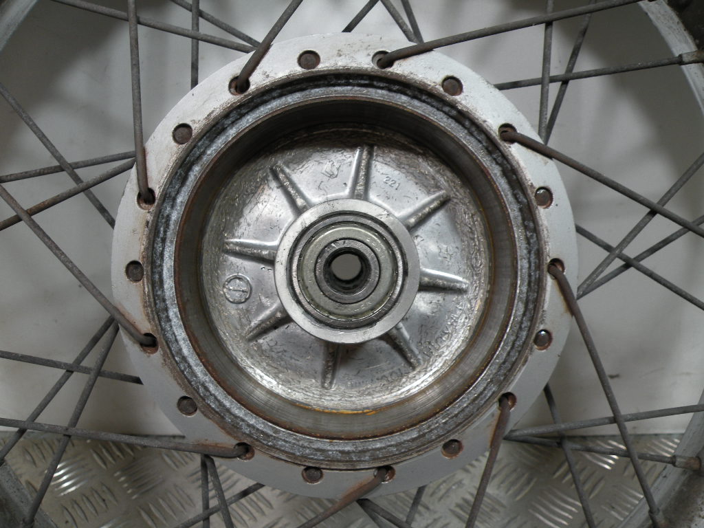 Roue arrière SUZUKI 125 GN 4t -1998-