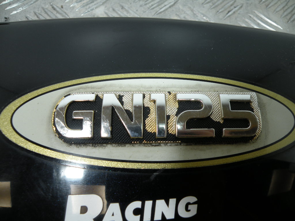 Carénage latéral gauche SUZUKI 125 GN 4t -1998-