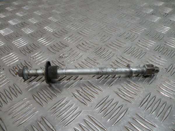 Axe de roue avant SUZUKI 125 GN 4t -1998-