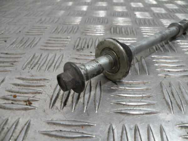 Axe de roue avant SUZUKI 125 GN 4t -1998-