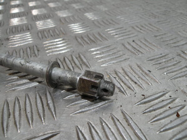 Axe de roue avant SUZUKI 125 GN 4t -1998-