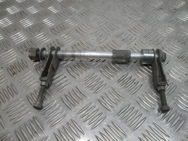 Axe de roue arrière SUZUKI 125 GN 4t -1998-