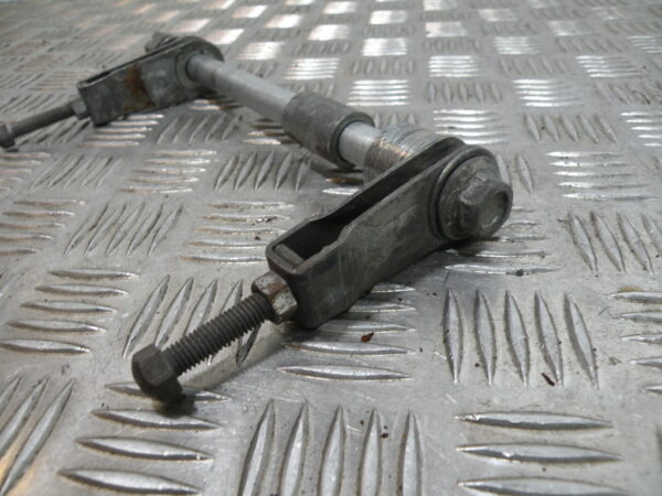 Axe de roue arrière SUZUKI 125 GN 4t -1998-