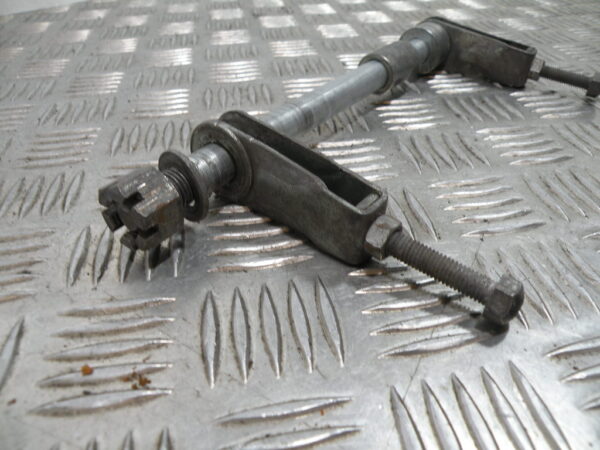 Axe de roue arrière SUZUKI 125 GN 4t -1998-