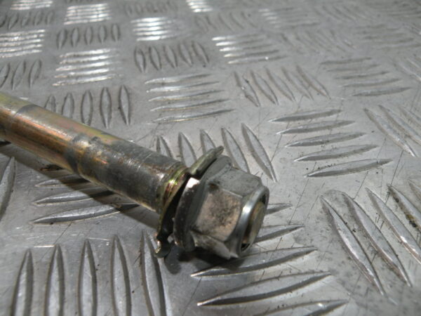 Axe de roue avant YAMAHA 125 YBR 4t -2010-