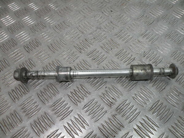 Axe de roue arrière HONDA 125 SHADOW 4t -2000-