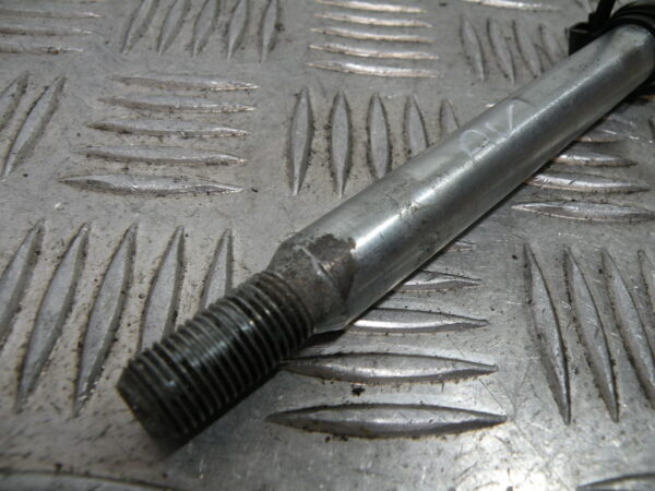 Axe de roue avant HONDA 125 SHADOW 4t -2000-