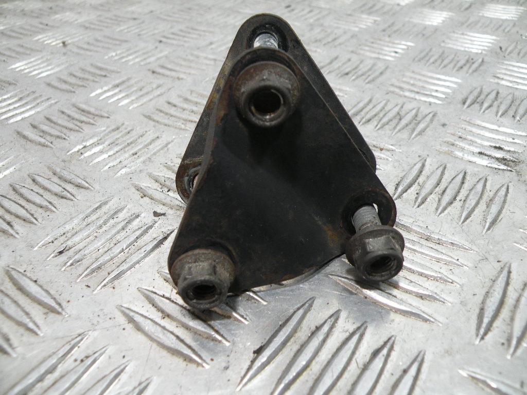 Fixation moteur SUZUKI 125 GN 4t -1994-