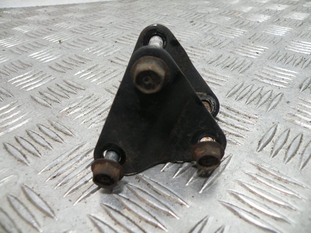 Fixation moteur SUZUKI 125 GN 4t -1994-