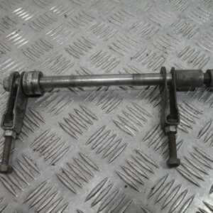 Axe de roue arrière SUZUKI 125 GN 4t -1994-