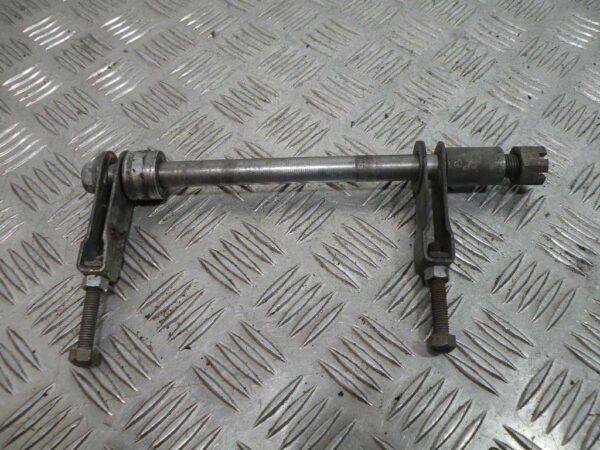 Axe de roue arrière SUZUKI 125 GN 4t -1994-
