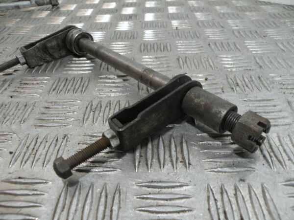 Axe de roue arrière SUZUKI 125 GN 4t -1994-