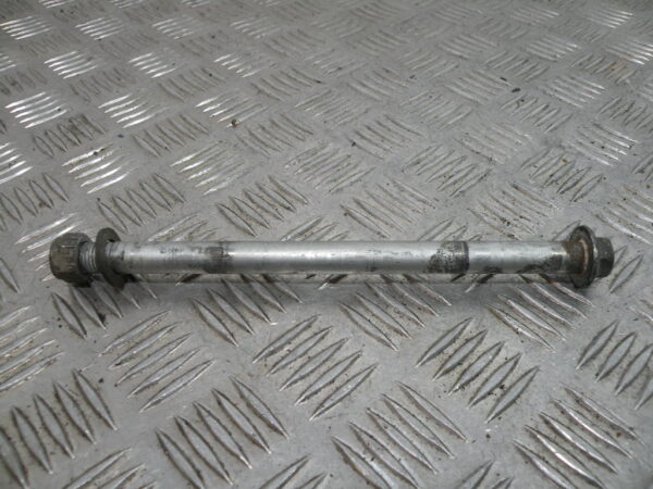 Axe de roue avant SUZUKI 125 GN 4t -1994-