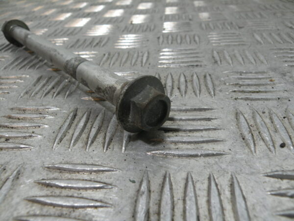 Axe de roue avant SUZUKI 125 GN 4t -1994-