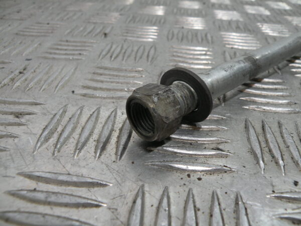 Axe de roue avant SUZUKI 125 GN 4t -1994-