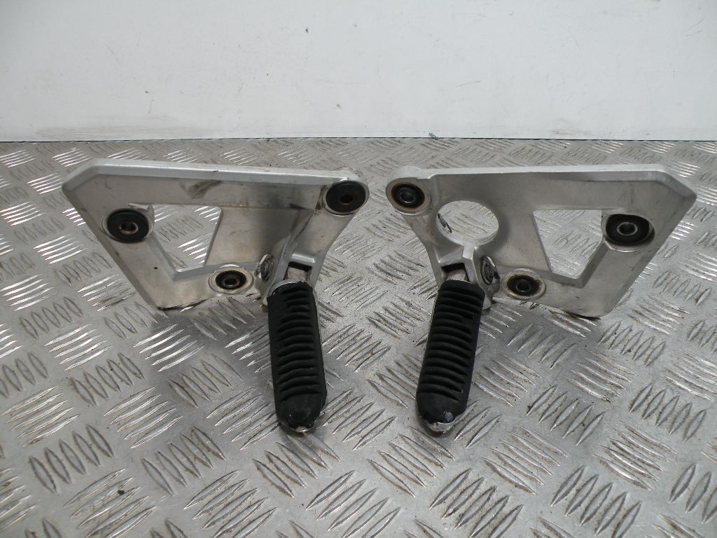 Platine repose pied avant SUZUKI 750 GSXF 4t -1993-