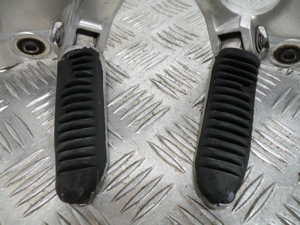 Platine repose pied avant SUZUKI 750 GSXF 4t -1993-