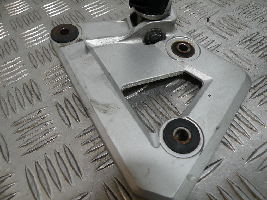 Platine repose pied avant SUZUKI 750 GSXF 4t -1993-