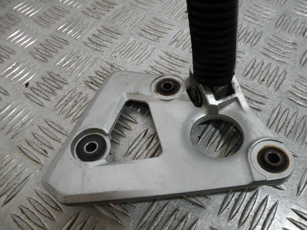 Platine repose pied avant SUZUKI 750 GSXF 4t -1993-